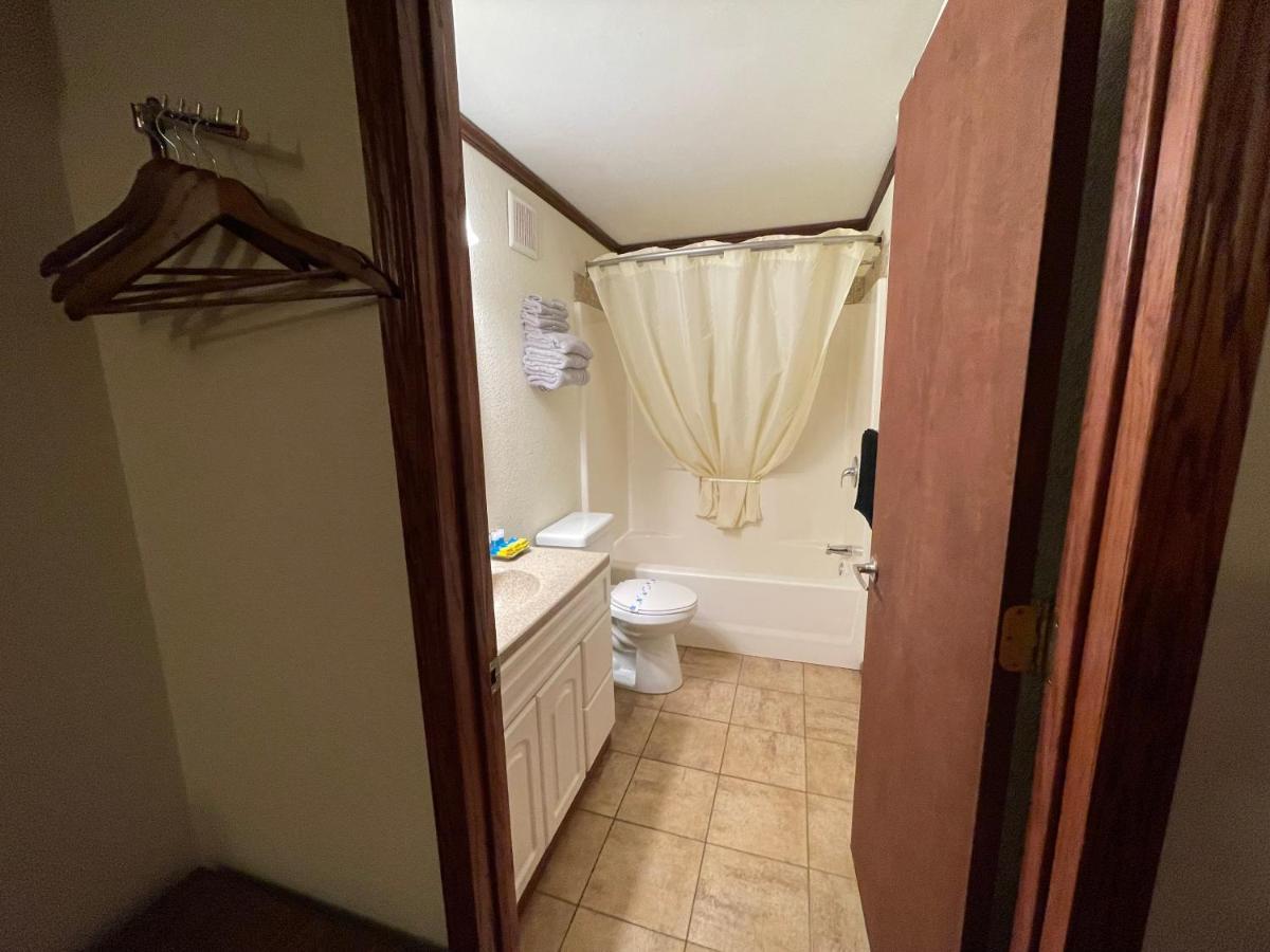 Highland Court Motel 페어몬트 외부 사진