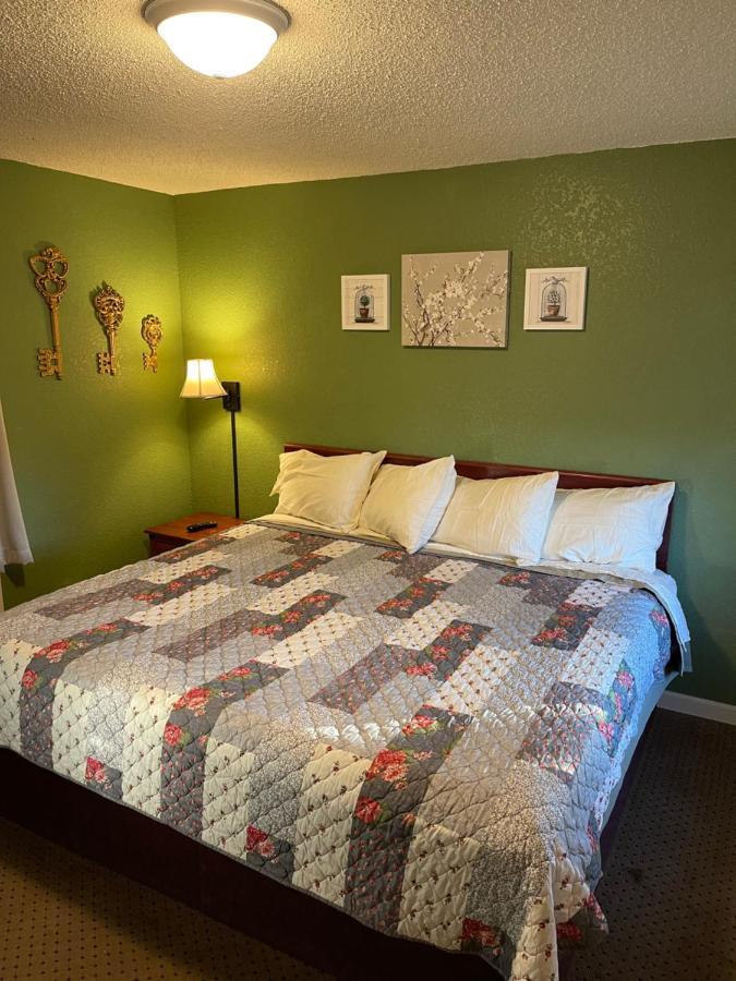 Highland Court Motel 페어몬트 외부 사진